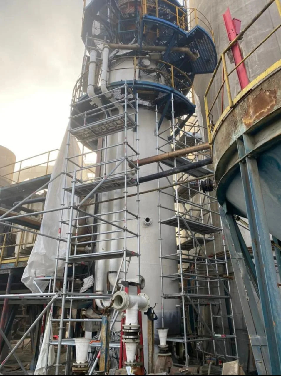 Proyecto industrial con andamios Adimac